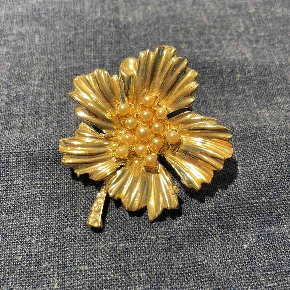 Jewelry - ⭐️4 for $16⭐️Real Vintage Flower pin with faux pearl cluster